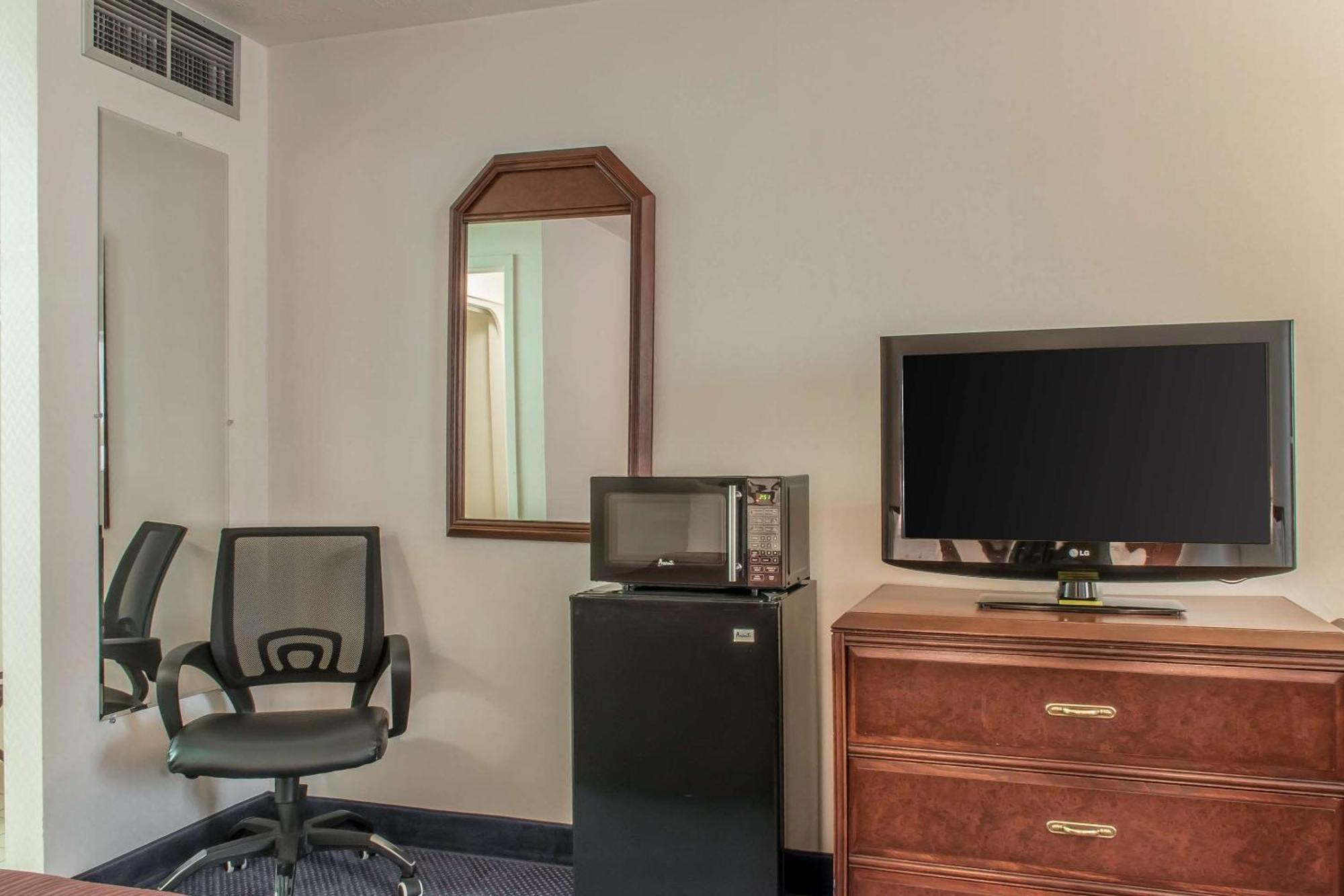 Quality Inn Bedford Bagian luar foto
